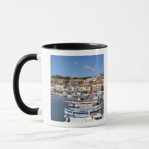 Taza En el puerto del pueblo de Cassis. Pesca y