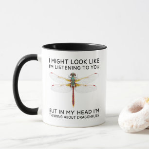 Taza En mi cabeza estoy pensando en libélulas divertido
