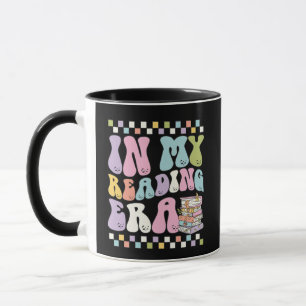 Taza En Mi Era de Lectura Pila de Libros Retro Groovy P