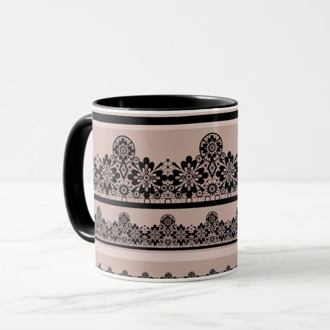 Taza encaje negro, calado, fondo marrón, beige, bla (Anverso izquierdo)
