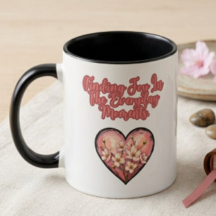 Taza Encontrar alegría en los momentos cotidianos de ma