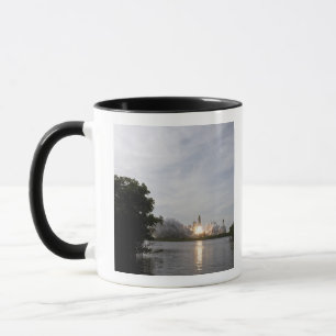 Taza Endeavor del transbordador espacial despega 3