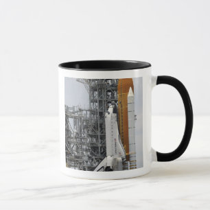 Taza Endeavor del transbordador espacial en la platafor