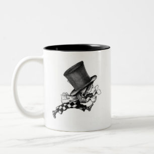 Taza enojada del sombrerero "estamos todos