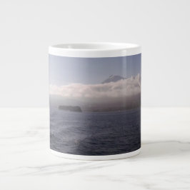 Taza enorme del volcán del mar