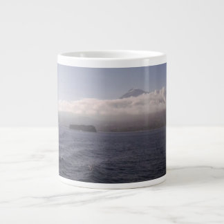 Taza enorme del volcán del mar