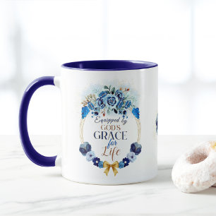 Taza Equipado por la corona floral azul elegante de la