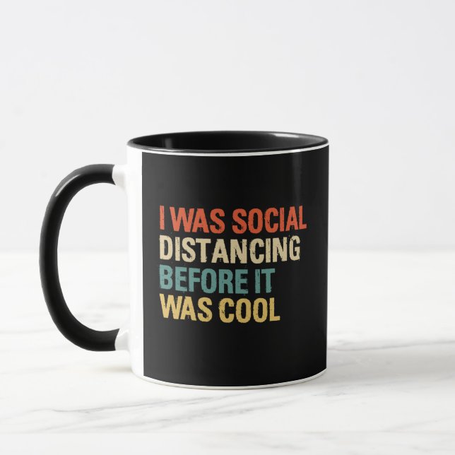 Taza Era Distancia Social Antes Que Guay (Izquierda)