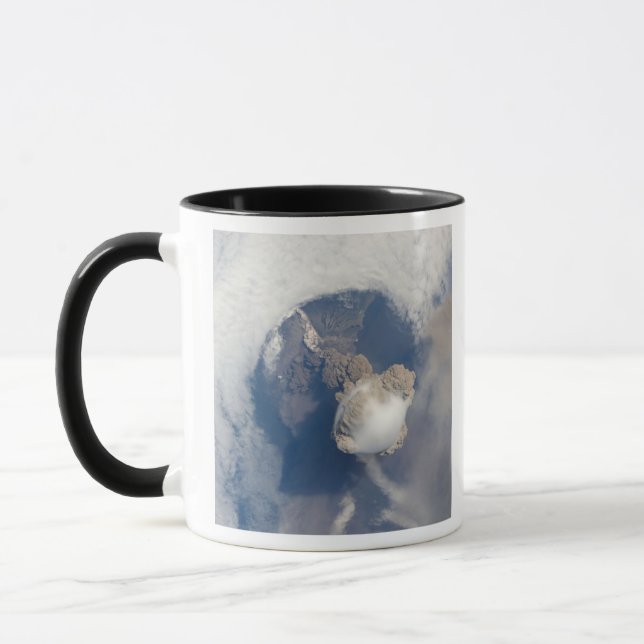 Taza Erupción del volcán Sarychev 2 (Izquierda)