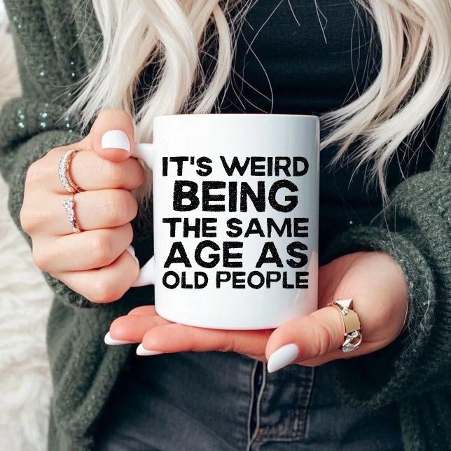 Taza Es raro ser de la misma edad que los ancianos (Subido por el creador)