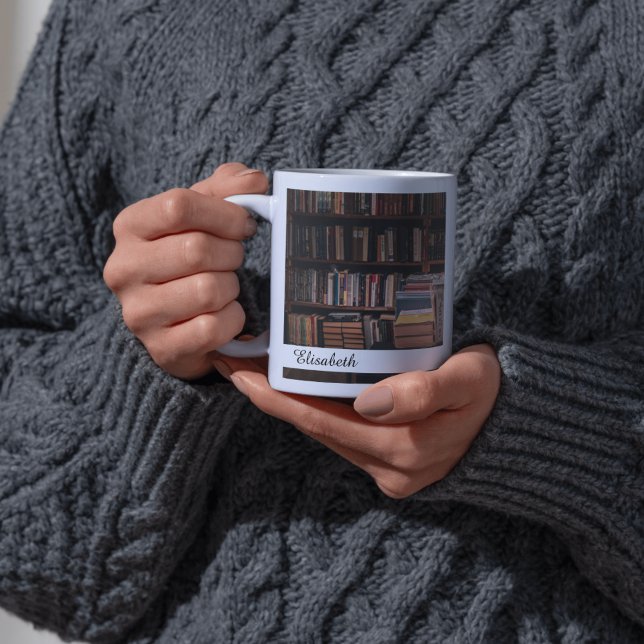 Taza Escape a tu estantería: La peluca de un amante del (Escape to Your Bookshelf: A Book Lover's Mug)