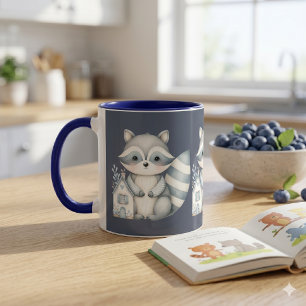 Taza Escena caprichosa de mapache nocturno en cabaña de