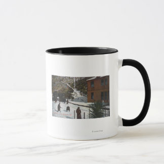 Taza Escena de invierno, adultos jugando con nieve