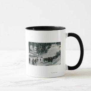 Taza Escena de los deportes de invierno en la montaña