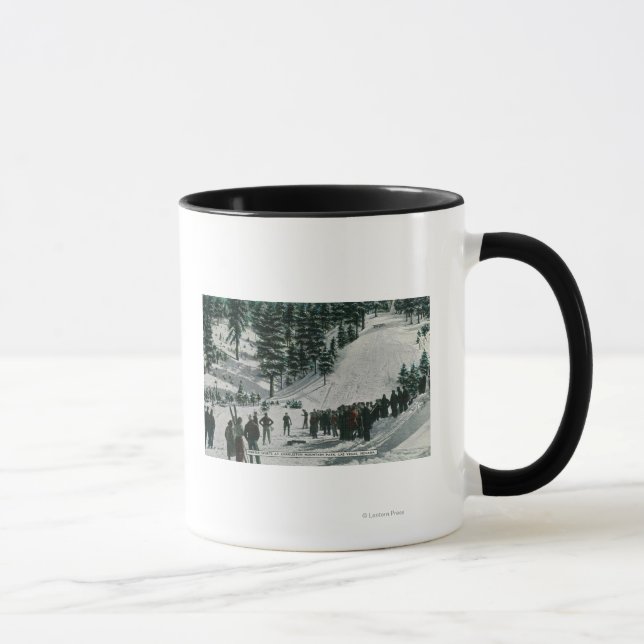 Taza Escena deportiva de invierno en la montaña Charles (Derecha)