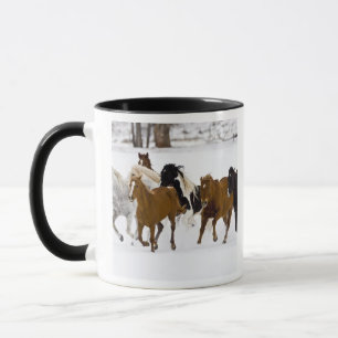 Taza Escenario invernal de caballos en carrera