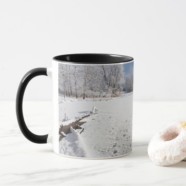 Taza escenografía de invierno a lo largo del estanque y (Con donut)