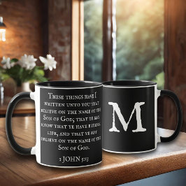 Taza Escritura 1 Juan 5:13 KJV Monograma Negro