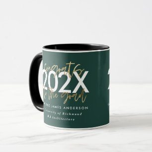 Taza escritura moderna en verde y dorado graduación ele