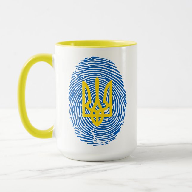 Taza Escudo de armas ucraniano en el fondo de huellas d (Izquierda)