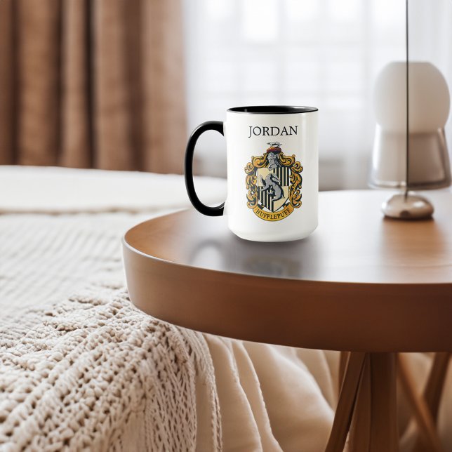 Taza Escudo Hufflepuff | Añadir su nombre (Mug on table)