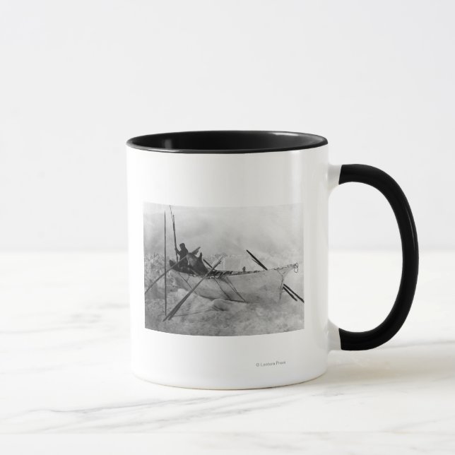 Taza Eskimo en barco hecho con piel llamado Omiak (Derecha)