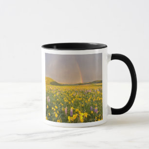 Taza Espectacular prado de flores silvestres al amanece