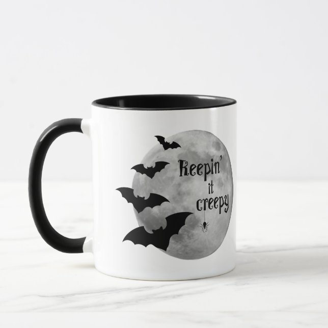 Taza espeluznante Keepin 'It Creepy (Izquierda)