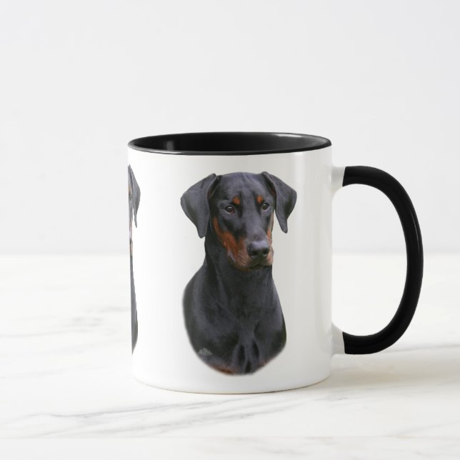 Taza espigada natural del pinscher del Doberman (Derecha)