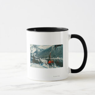 Taza Esquiadores en el paso de ChairliftSnoqualmie, WA