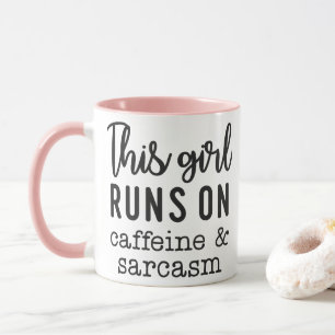 Taza Esta chica funciona con cafeína y sarcasmo diverti