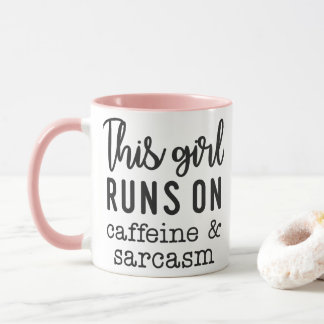 Taza Esta chica funciona con cafeína y sarcasmo diverti