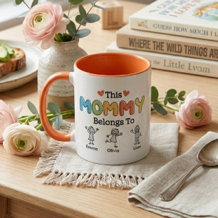 Taza Esta Mamá Pertenece A Arte Familiar Brillante