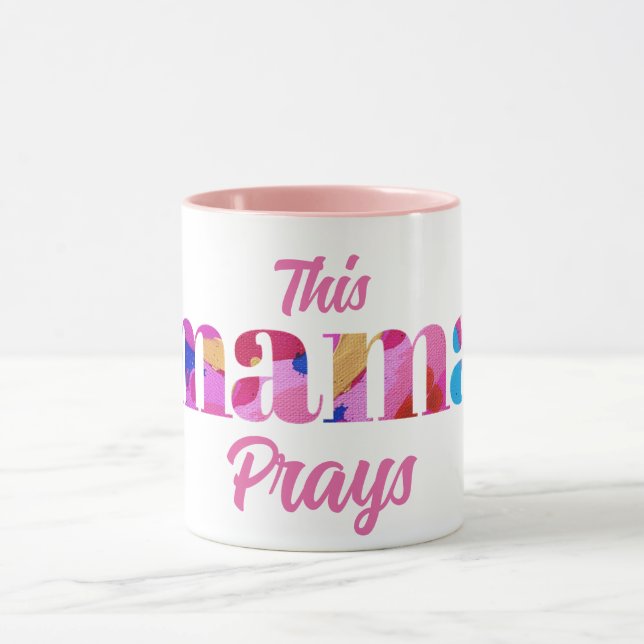 Taza Esta mamá reza un regalo de Día de la Madre de pel (Centro)