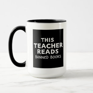 Taza Esta Profesora Lee Gráficos de Libros Prohibidos