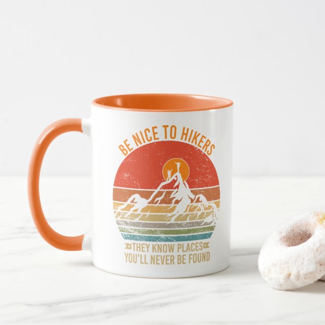 Taza Estar encantados con los excursionistas que conoce (Con donut)