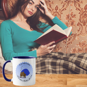 Taza Estaré debajo de una manta con un libro