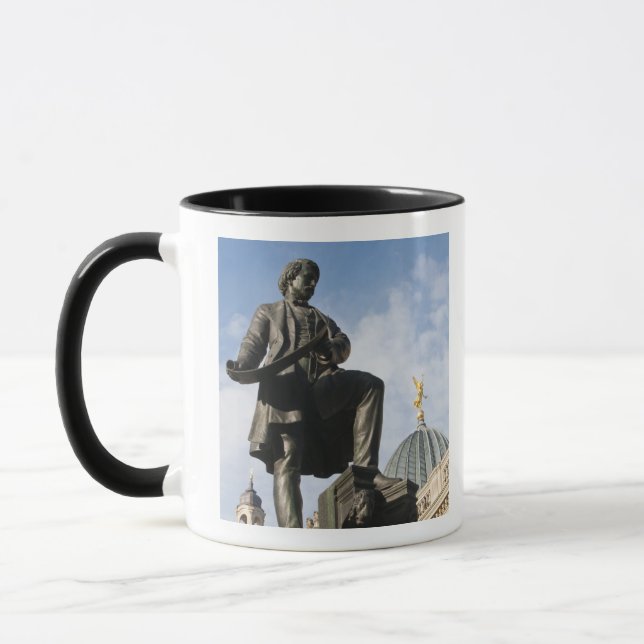 Taza Estatua con cúpula de vidrio en el edificio Kunstv (Izquierda)