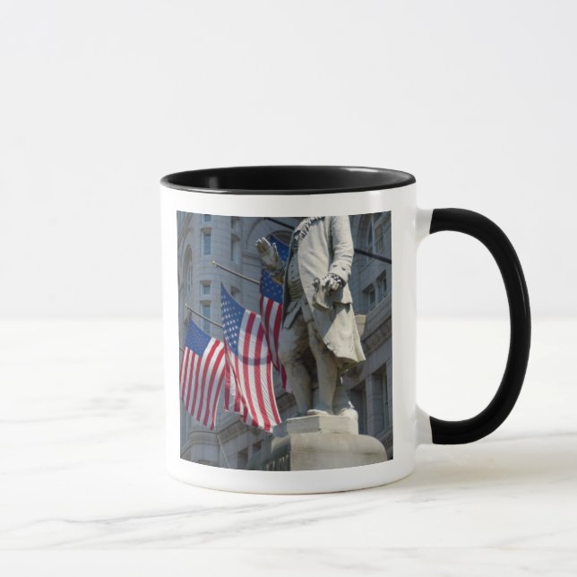 Taza estatua de Benjamin Franklin en Washington, DC (Derecha)