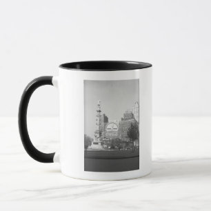 Taza Estatua en el cuadrado de ciudad americano B&W