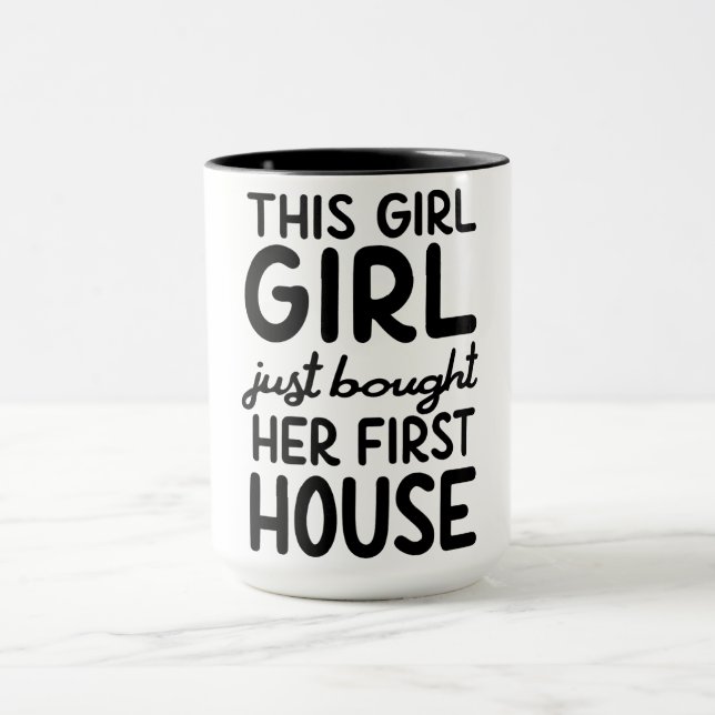 Taza Este chica acaba de comprar su primera casa /black (Centro)