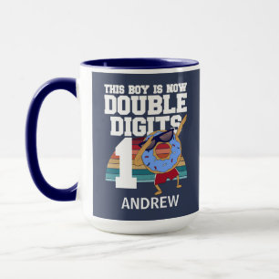 Taza Este chico es ahora doble dígito gracioso 10 cump
