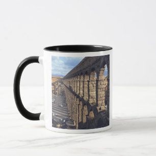 Taza Europa, España, Segovia. La luz tardía proyecta so