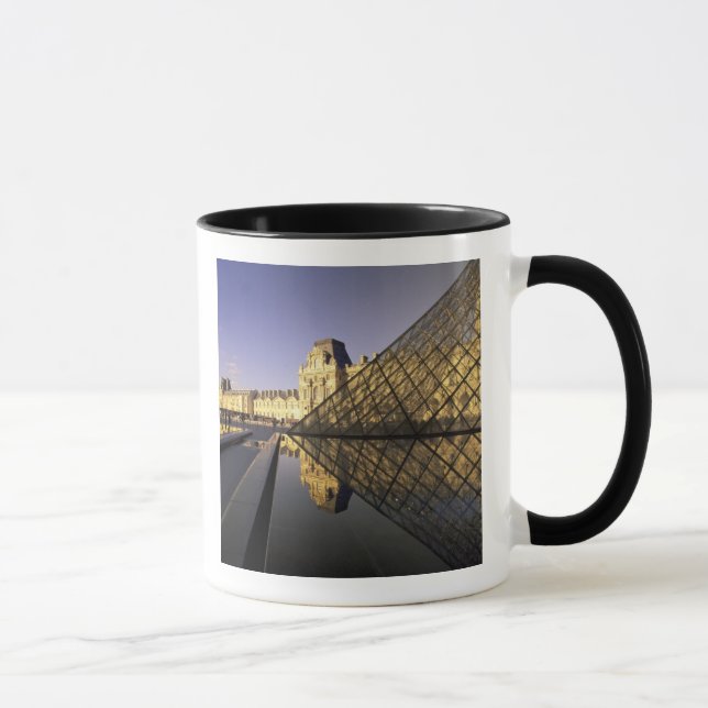 Taza Europa, Francia, París. El Louvre y el cristal (Derecha)