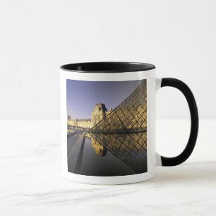 Taza Europa, Francia, París. El Louvre y vidrio