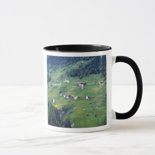 Taza Europa, Italia, Alpes Dolomitas. Esta pequeña alde (Derecha)