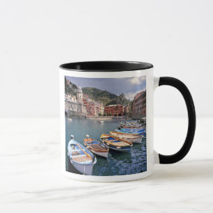 Taza Europa, Italia, Vernazza. Barcos pintados brillant