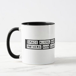Taza ¡Extranjeros espaciales, madres y pistolas malas! 