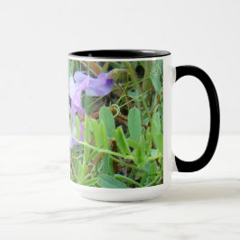 Taza F2 Bee sobre flores silvestres moradas