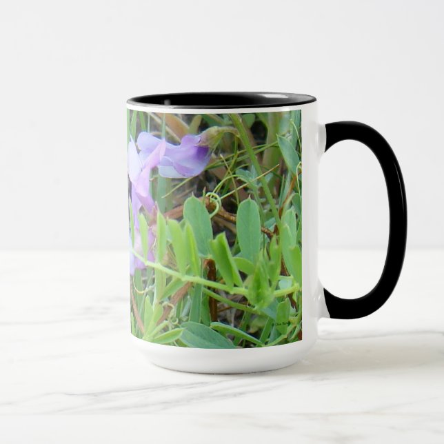 Taza F2 Bee sobre flores silvestres moradas (Derecha)
